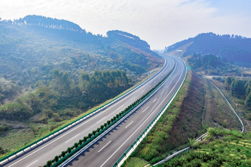 6.高速公路與群山相連，植被覆蓋率高，與原生態(tài)環(huán)境恢復(fù)有機結(jié)合.jpg